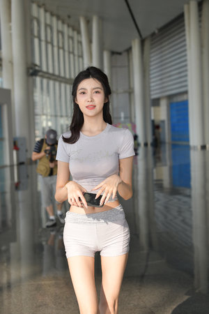 年轻漂亮的小姨子