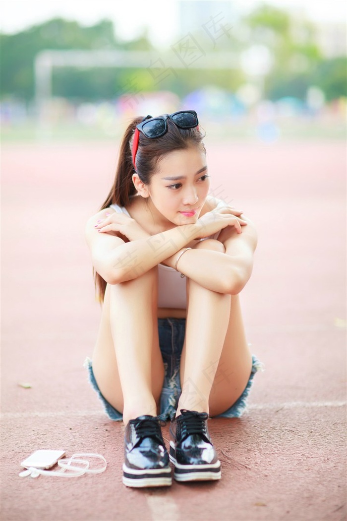 扒下内裤打屁股视频