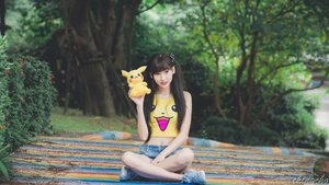 跪在椅子翘起美臀