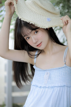 美女扒开尿口给男生捅
