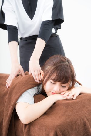 趁老婆睡着在床上偷偷干了她闺蜜