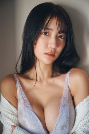 男生和女生一起打扑克牌