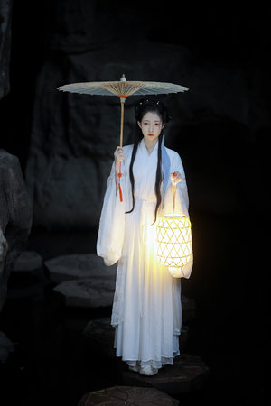 女生撩起裙子让男生c