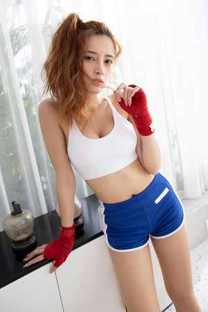 女孩子自愿撩开裙子让男人诵