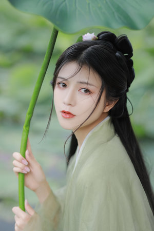 美女脱露出